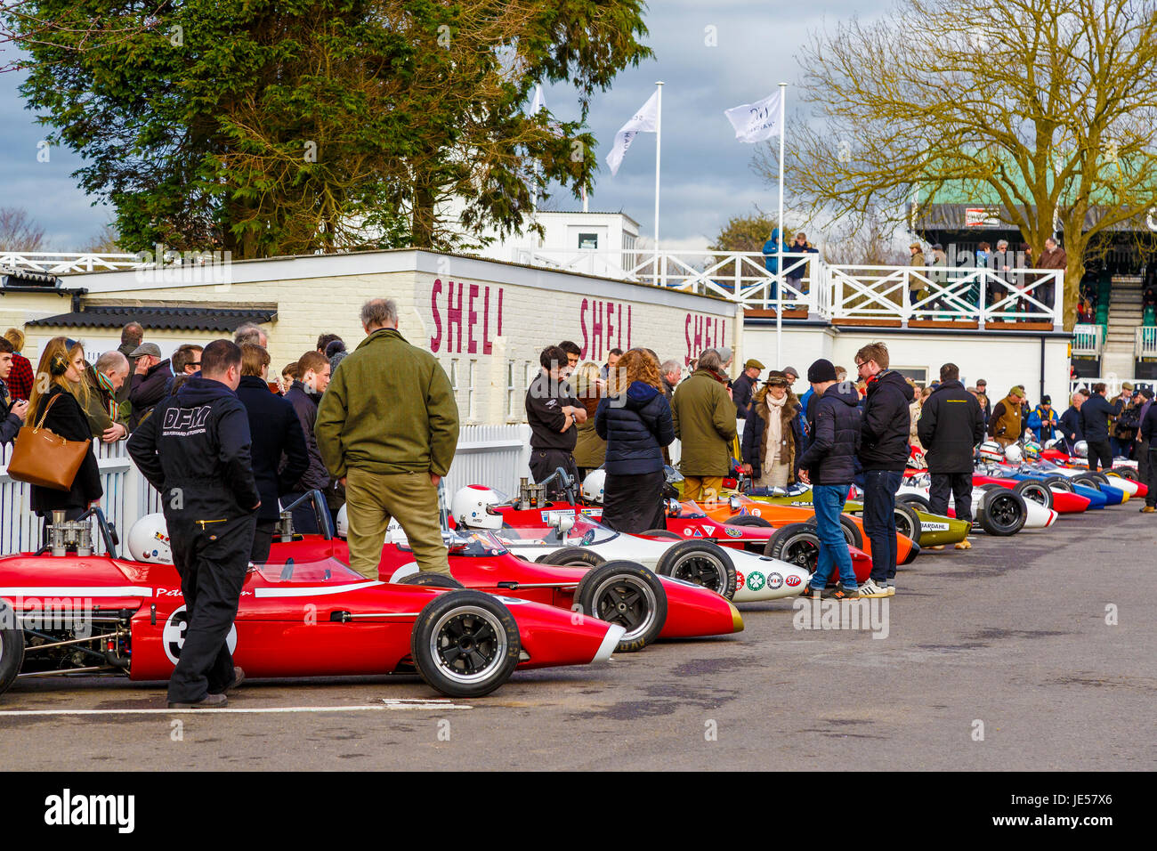 Vetture Formula 3 dagli anni sessanta raccolte nel paddock di contenimento per il Derek Bell Cup gara a Goodwood GRRC LXXV Assemblea dei Soci, Sussex, Regno Unito. Foto Stock