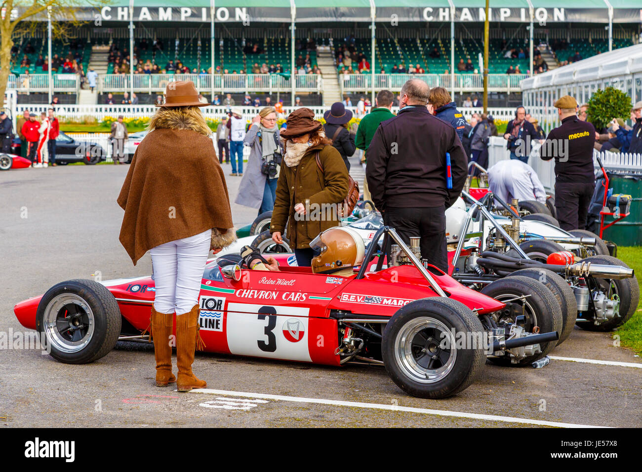 1969 Chevron-Ford B15 con driver Jonathan Waggitt nel paddock di contenimento per il Derek Bell Cup gara, Goodwood GRRC LXXV Assemblea dei Soci, Sussex, Regno Unito. Foto Stock