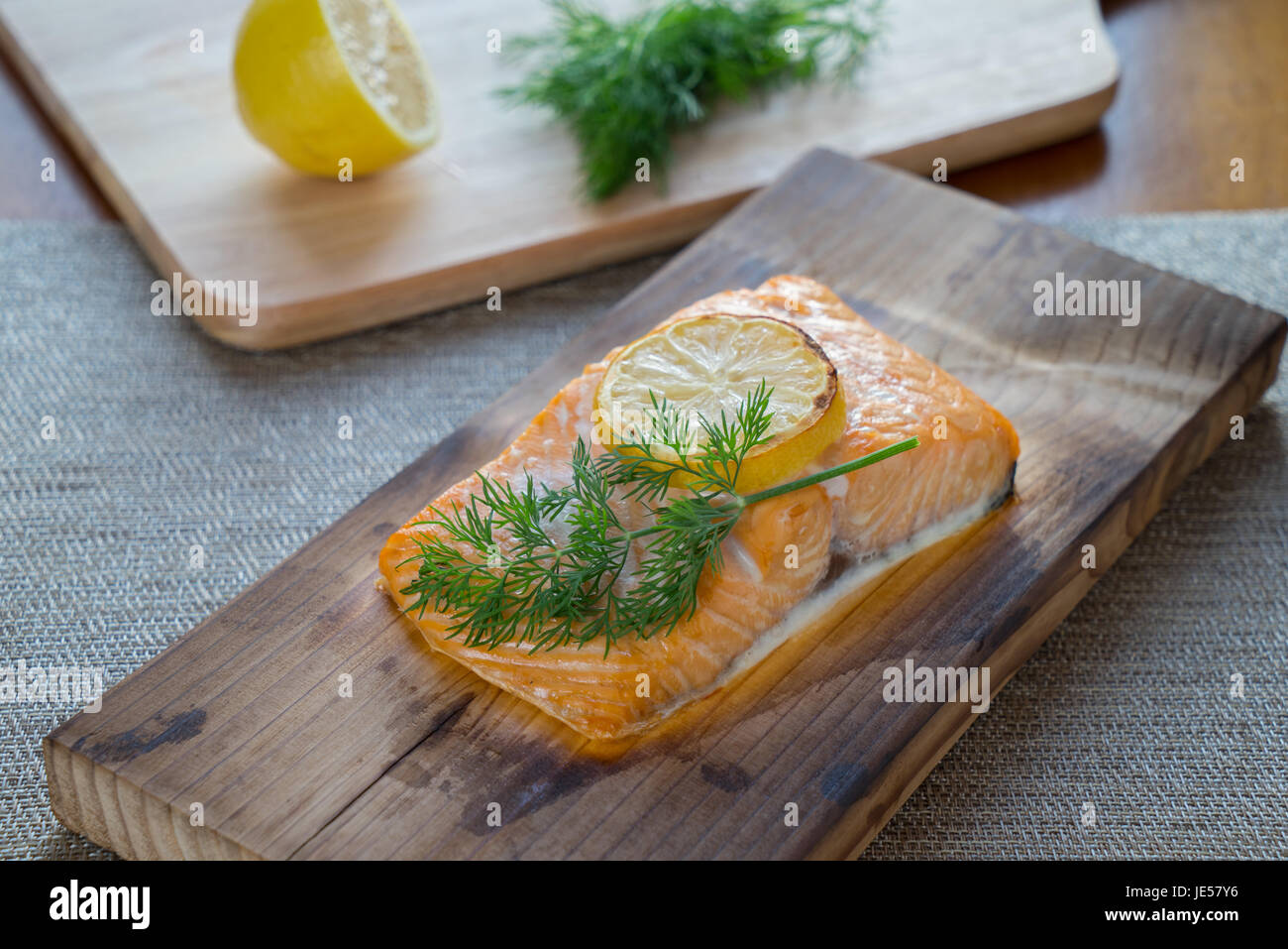 Salmone fresco sul legno di cedro con aneto e limone. Foto Stock