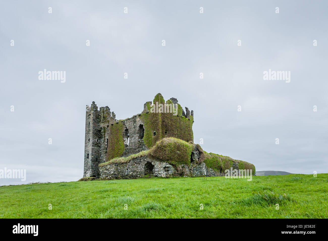 Ballycarbery Castle è un castello nei pressi di Cahersiveen, nella contea di Kerry, Irlanda. Il castello è situato su un'alta collina di erba di fronte al mare. Il presente ru Foto Stock