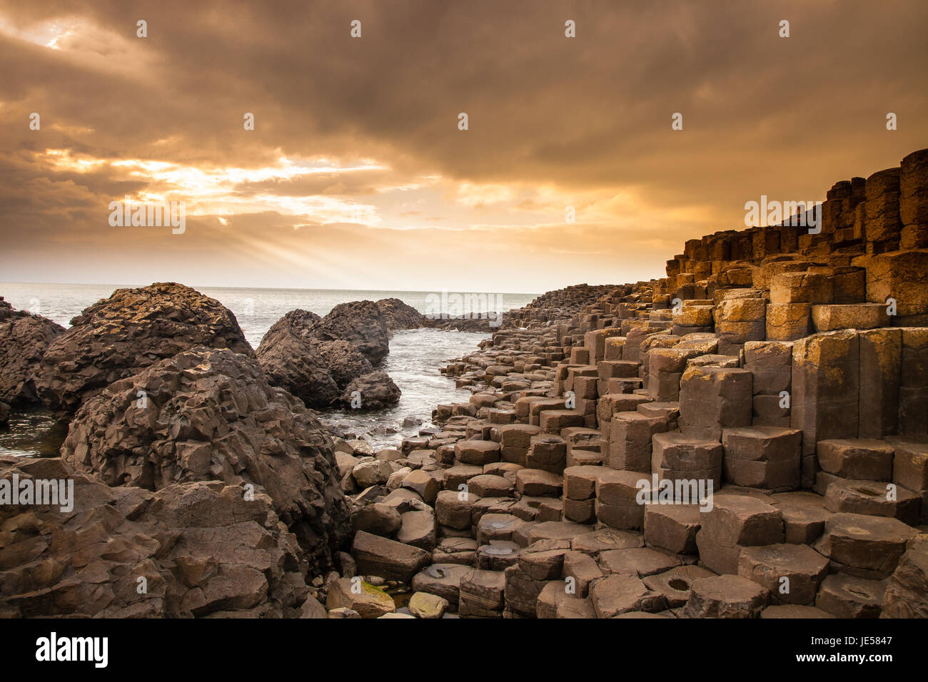 Secondo la leggenda il basalto ad incastro le colonne sono i resti di una strada rialzata costruita dal leggendario gigante Finn MacCool Foto Stock