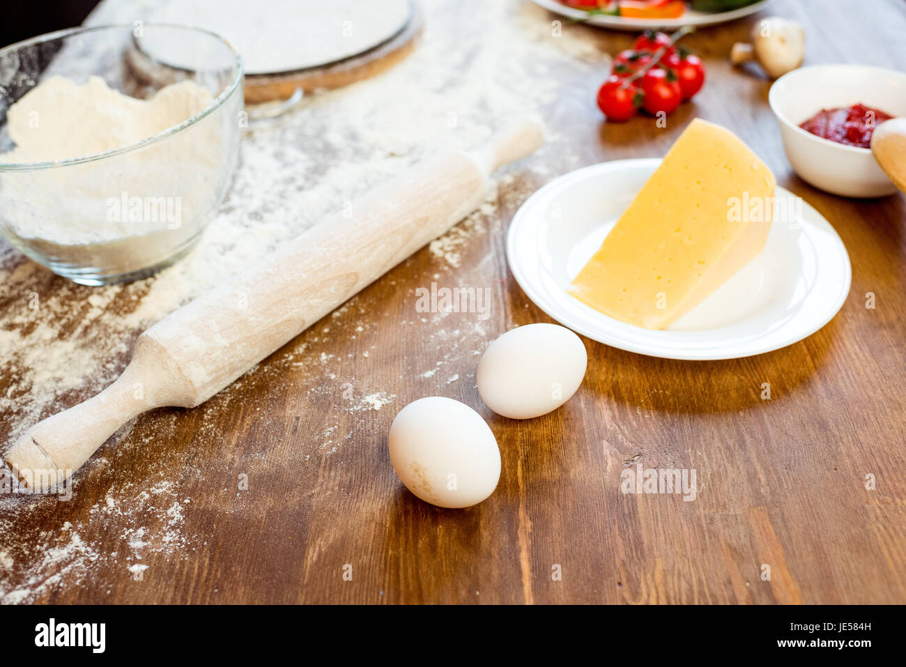 Diversi ingredienti pizza, uova e formaggio sul tavolo in legno Foto Stock