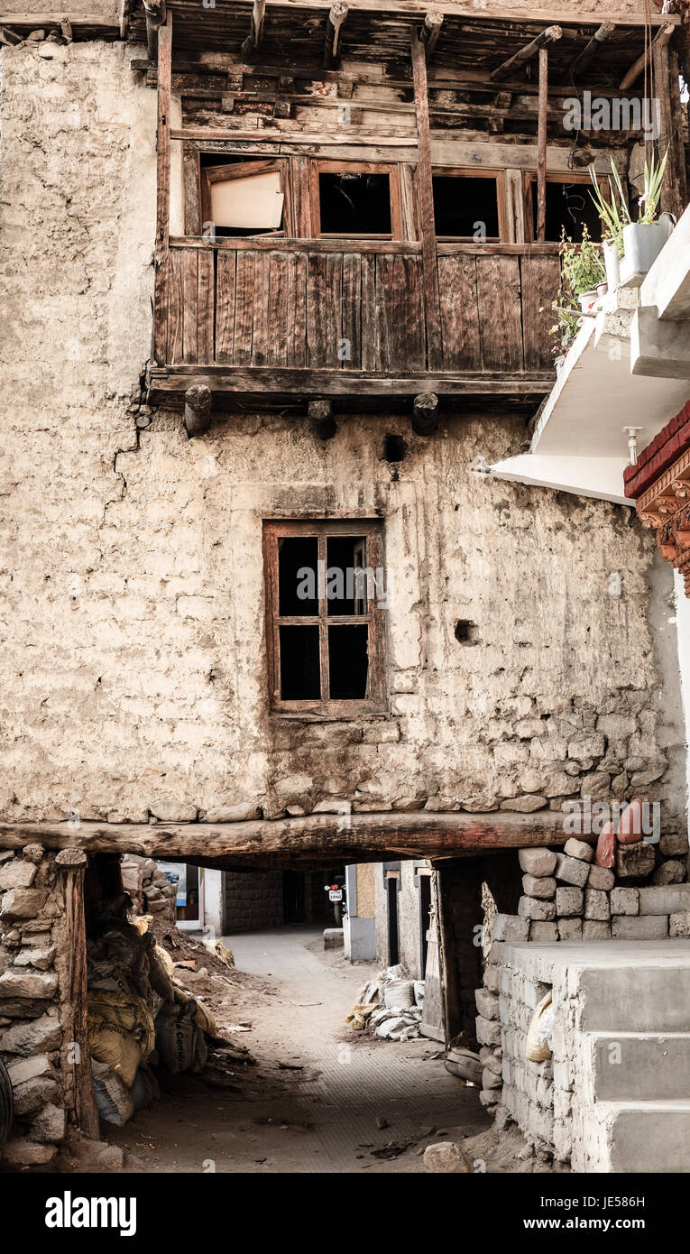 Di una strada nella zona residenziale di Leh, Ladakh distretto dello stato del Kashmir, India Foto Stock