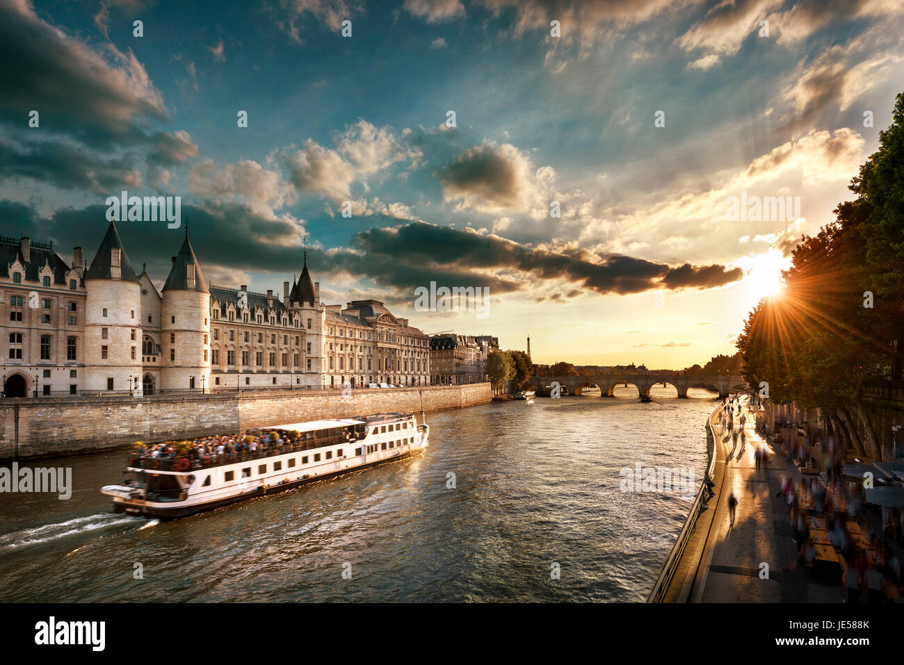 Consiergerie, Pont Neuf e Senna con tour in barca a sunny summer sunset, Parigi, Francia Foto Stock