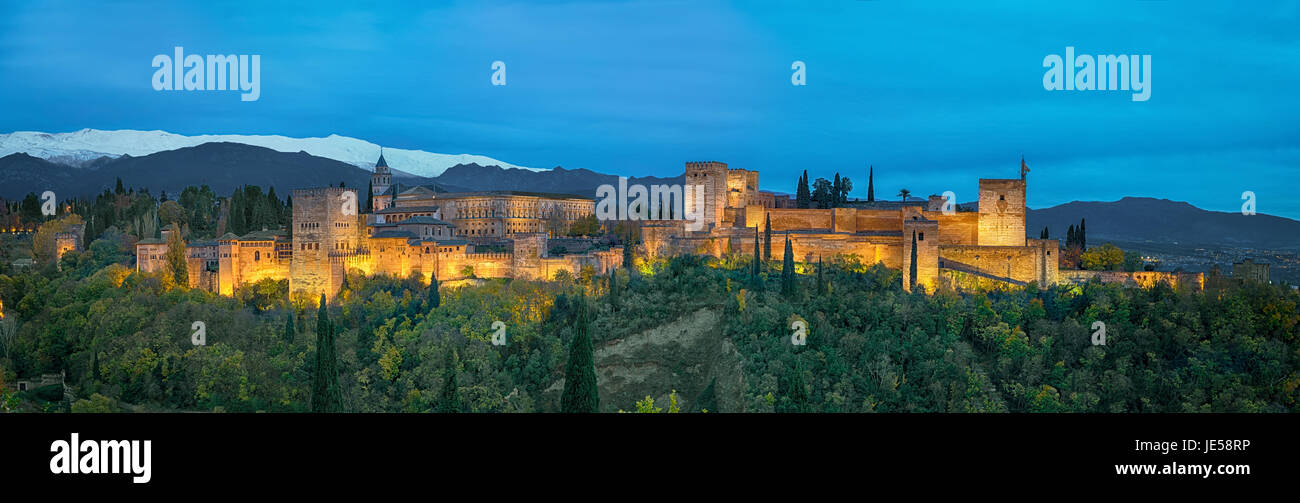 Panorama di Alhambra - medievale fortezza moresca circondata da Giallo autunno alberi illuminata di sera, Granada, Andalusia, Spagna Foto Stock