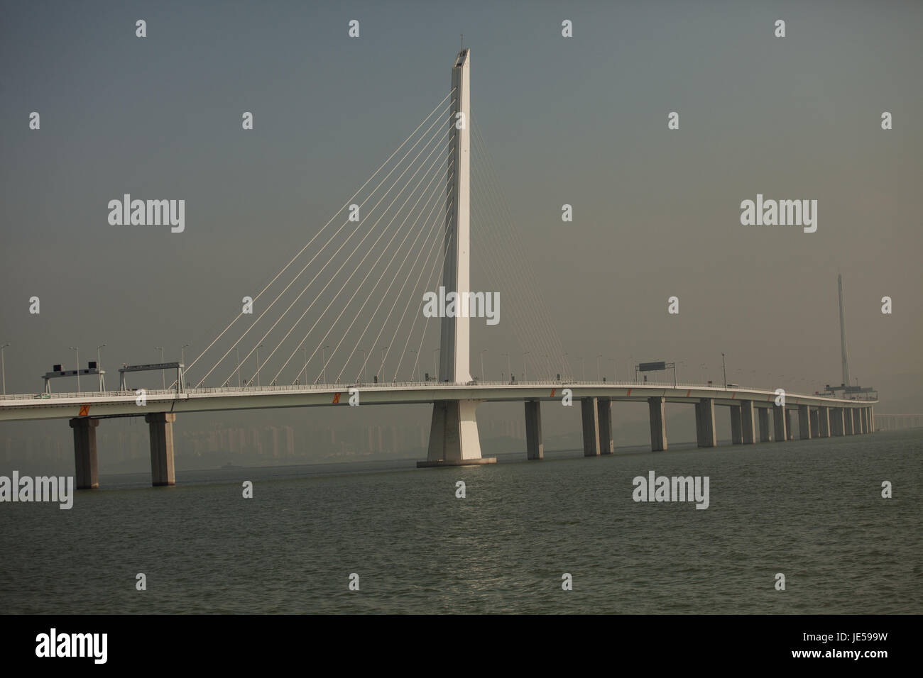 Shenzhen Bay Bridge, il collegamento RAS di Hong Kong con la Cina continentale, città di Shenzhen, provincia del Guangdong, Repubblica popolare cinese; Foto Stock