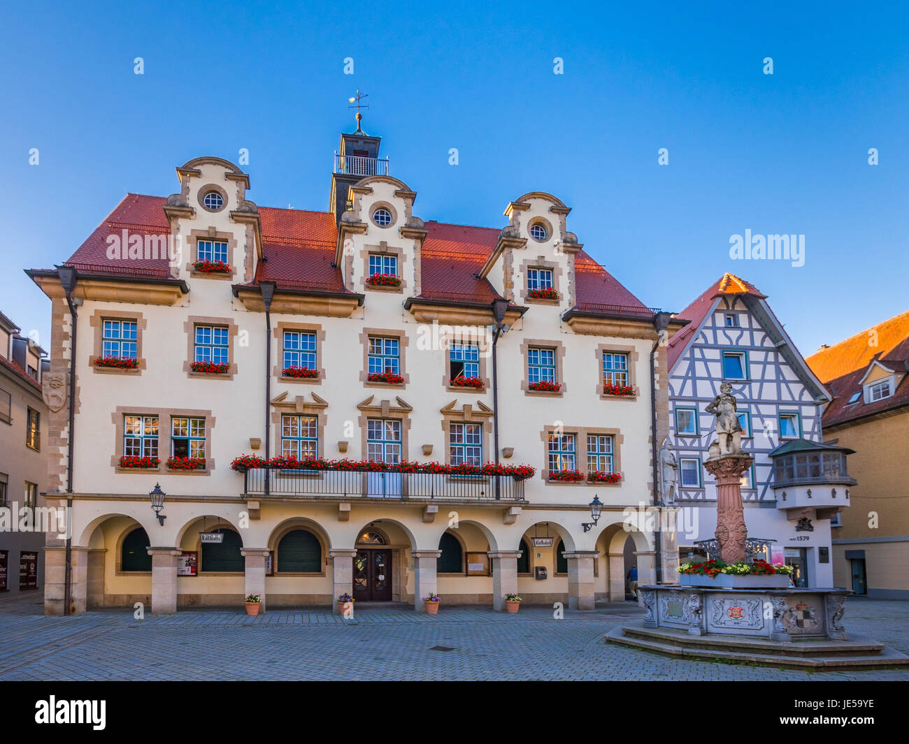 Il municipio e la fontana del mercato al centro storico, Sigmaringen, Baden-Württemberg, Germania, Europa Foto Stock