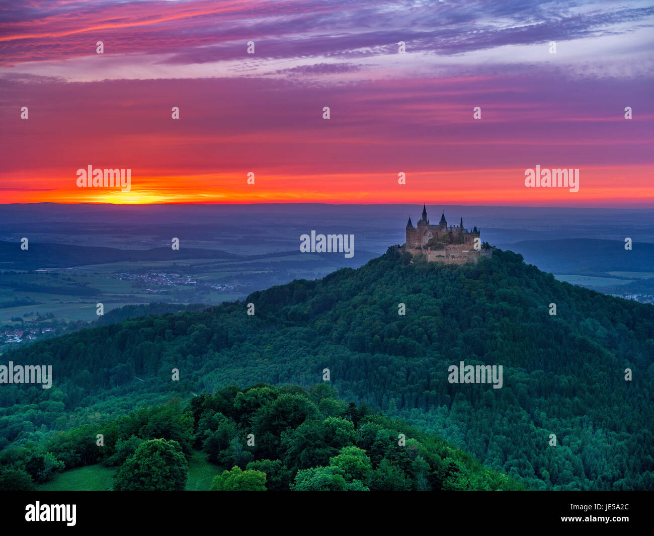 Atmosfera serale con il tramonto vicino a Burg Hohenzollern Castello Svevo, Baden-Wuerttemberg, Germania, Europa Foto Stock