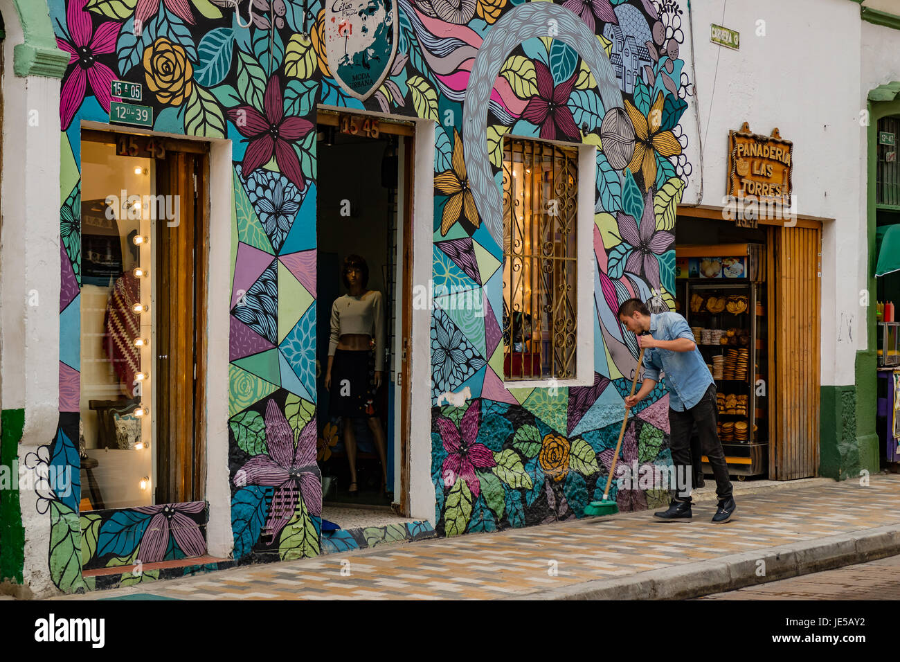 Bogotà, Colombia - colori degli esterni di negozi nel centro storico La Candelaria distretto di Bogotà, la città capitale della Colombia in Sud America. Foto Stock