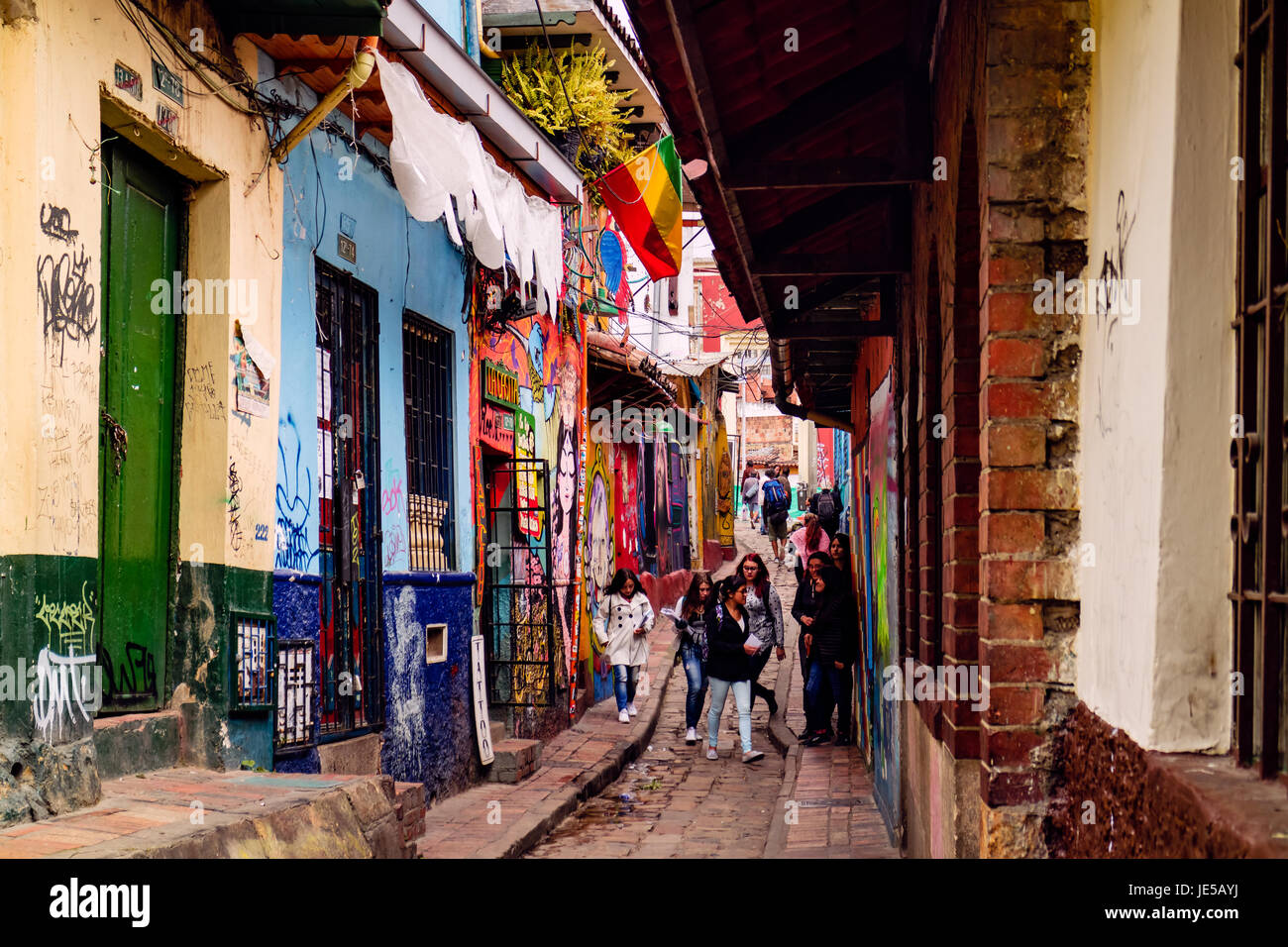 Bogotà, Colombia - Locale popolo colombiano sono visibili percorrendo a piedi il colorato, stretta Calle del Embudo nella storica La Candelaria distretto. Foto Stock