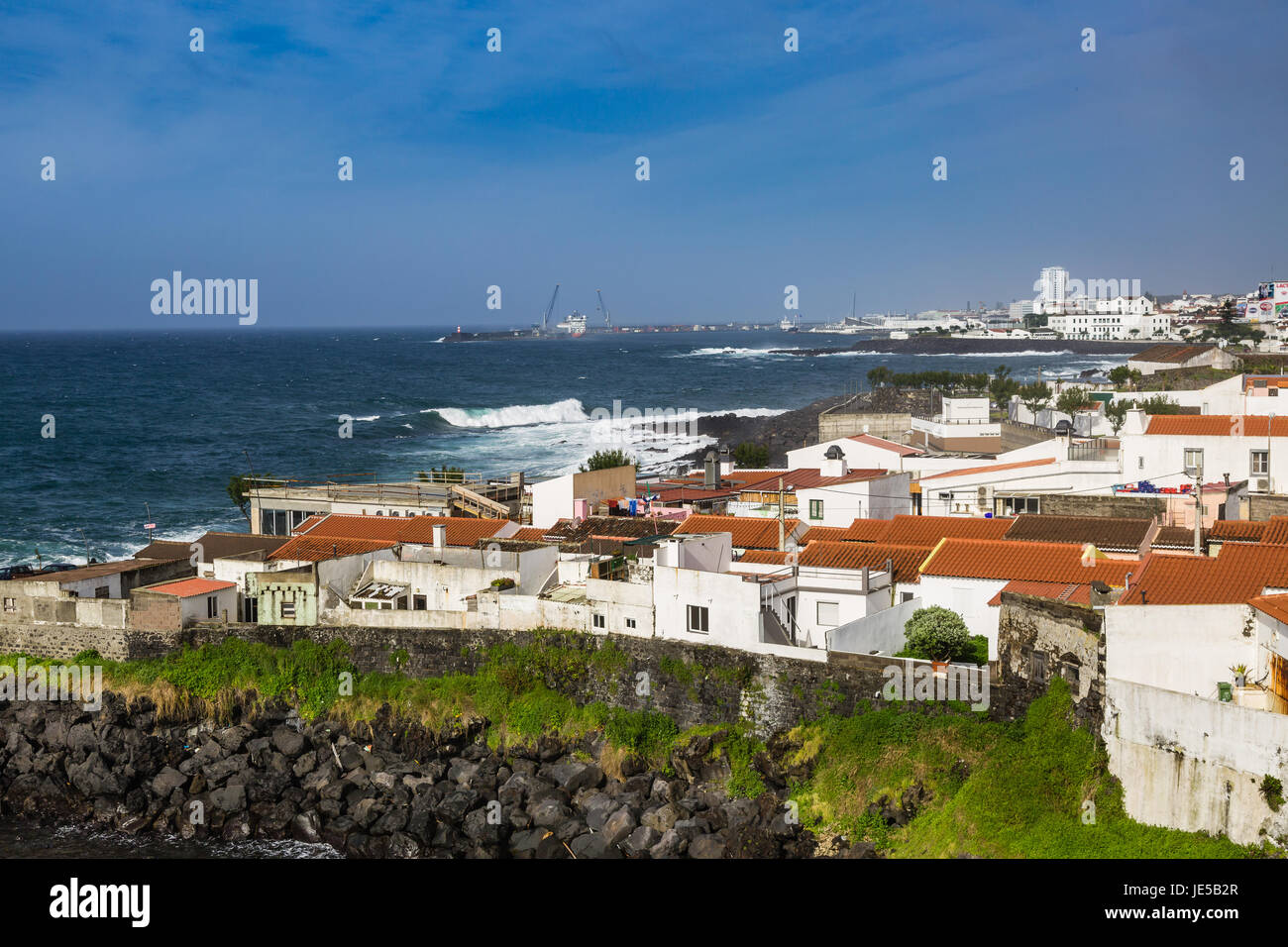 Punto di vista dell'oceano costa a sao rogue sull'isola Sao Miguel. arcipelago delle Azzorre nell'oceano atlantico appartenenti al Portogallo. Foto Stock