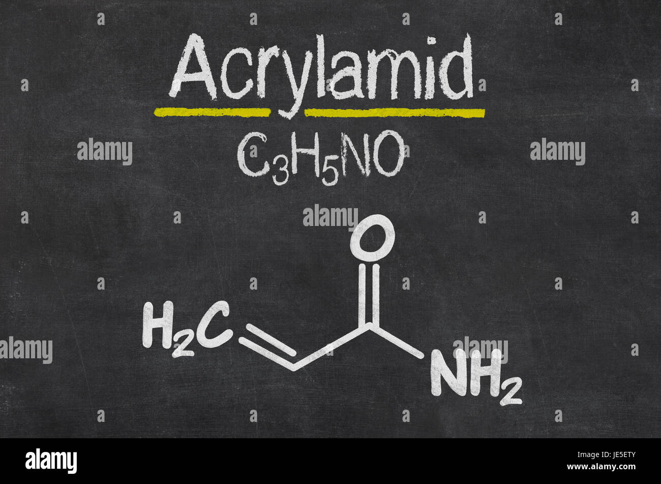 Schiefertafel mit der chemischen Formel von Acrylamid Foto Stock