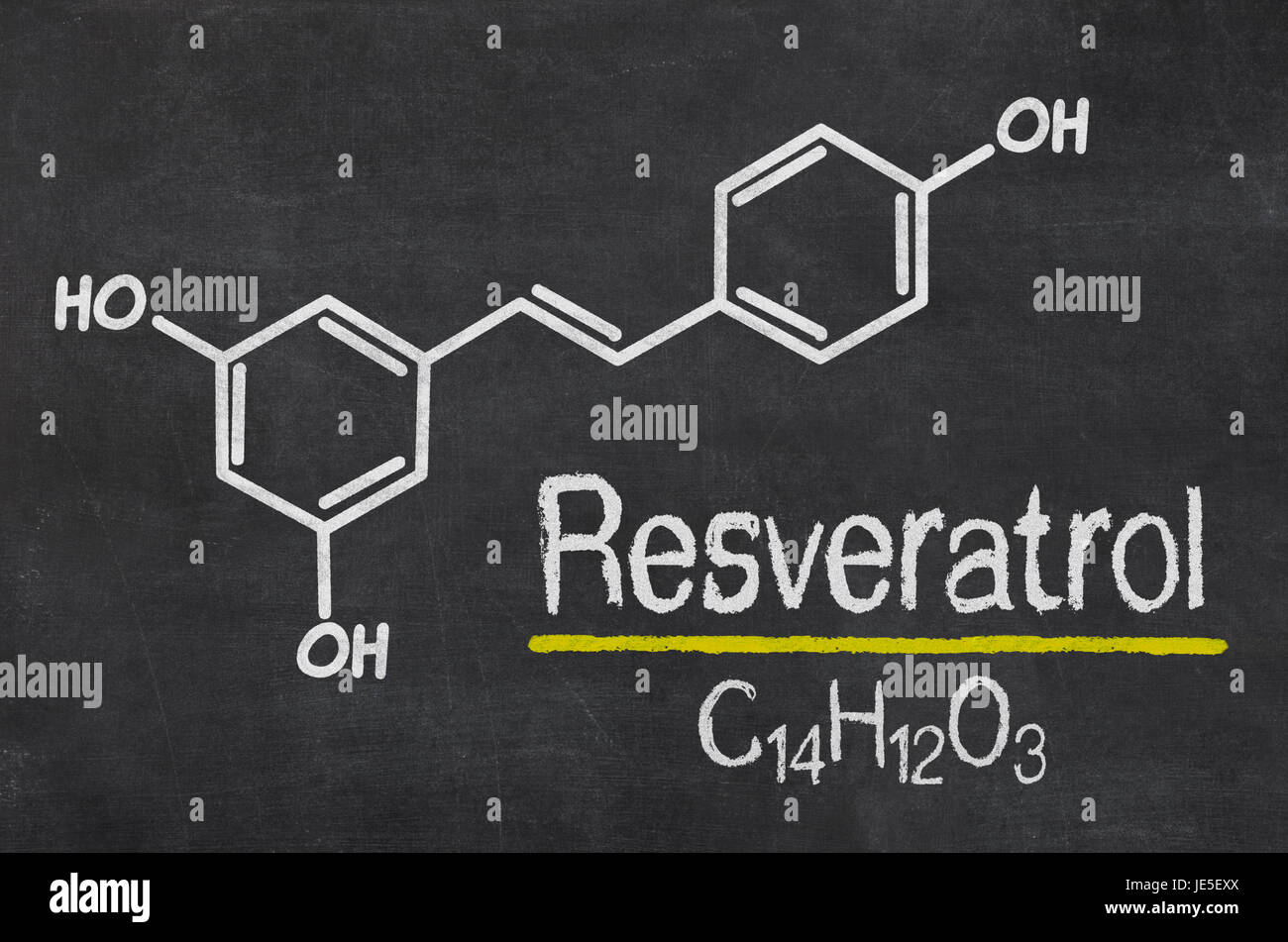 Schiefertafel mit der chemischen Formel von resveratrolo Foto Stock