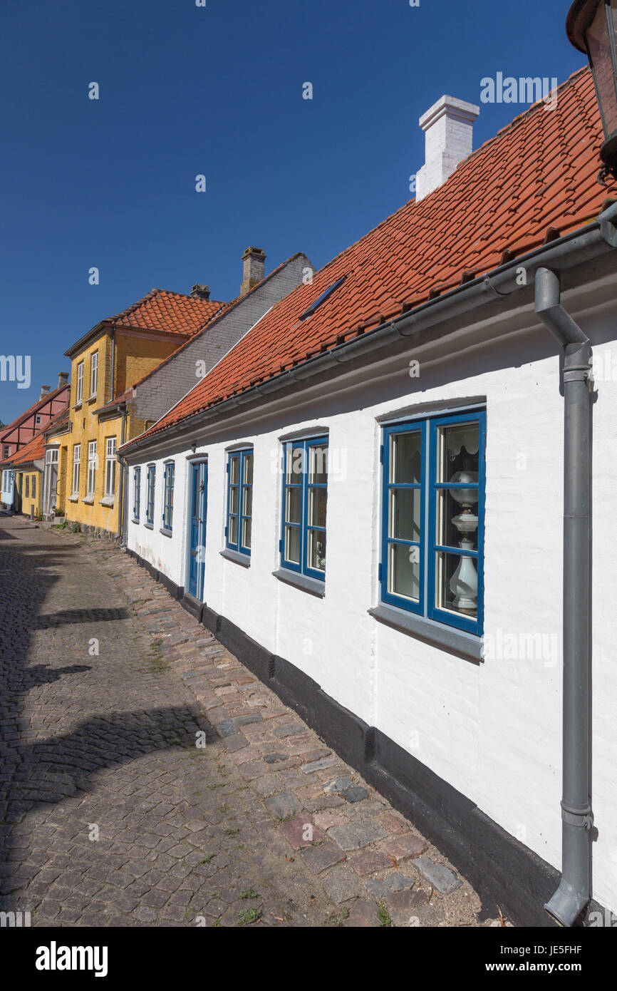 Weißes Haus in einer kleinen Straße in AErøskøbing Foto Stock