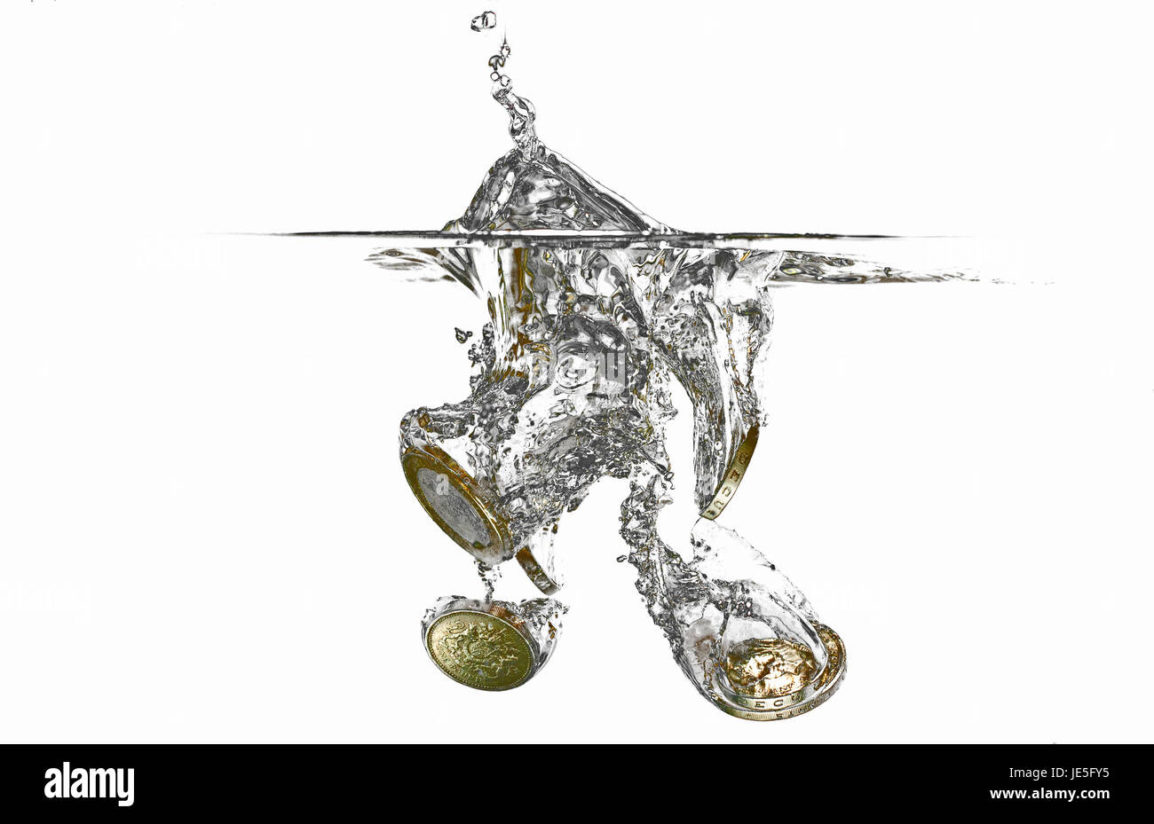 Monete del Regno Unito la caduta in acqua Foto Stock