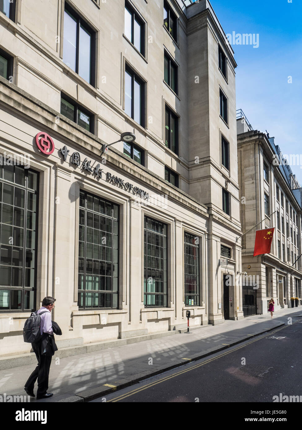 Un uomo balade passato la Banca di Cina uffici nella città di Londra il quartiere finanziario di Londra, Regno Unito Foto Stock