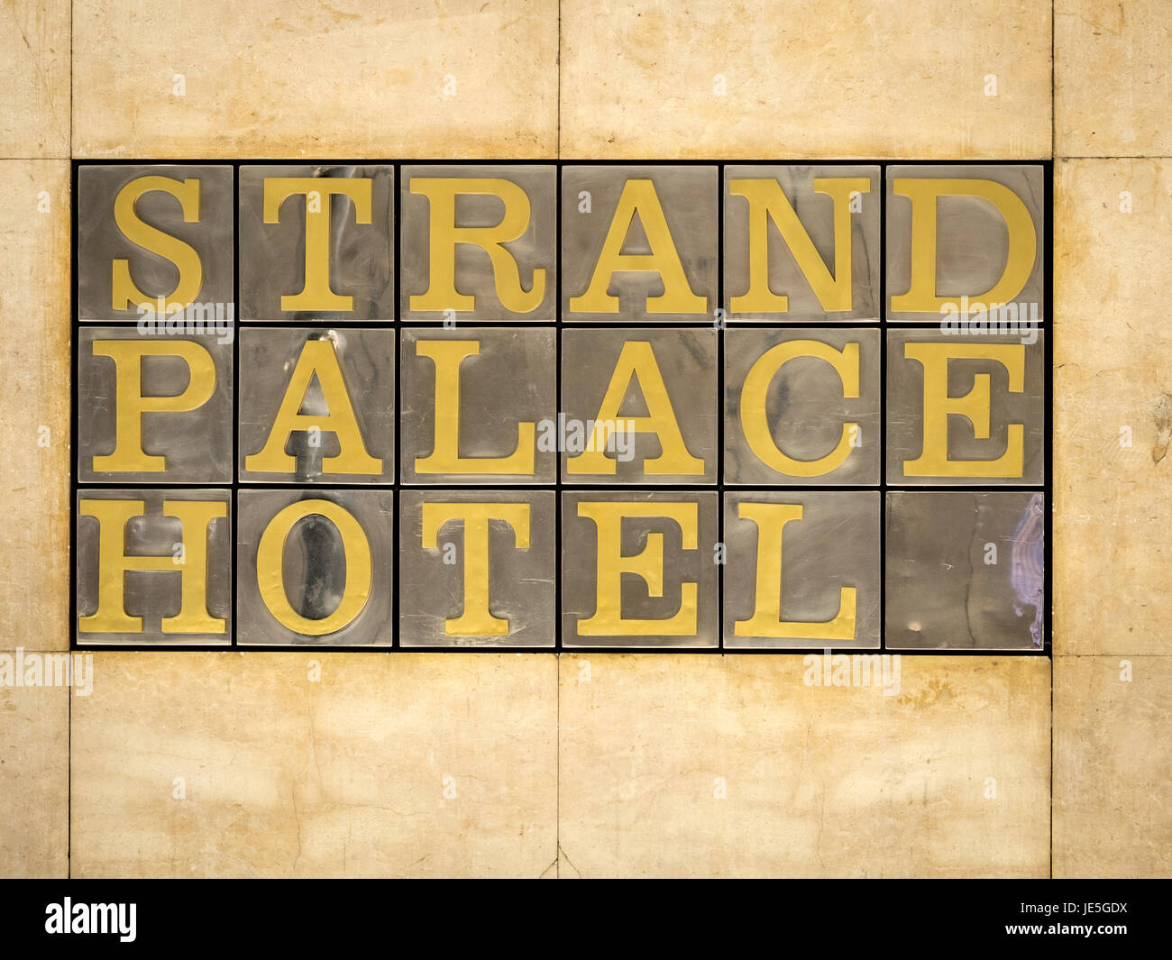 Vintage segno rivestito di piastrelle al di fuori lo Strand Palace Hotel in The Strand, Londra, Regno Unito Foto Stock