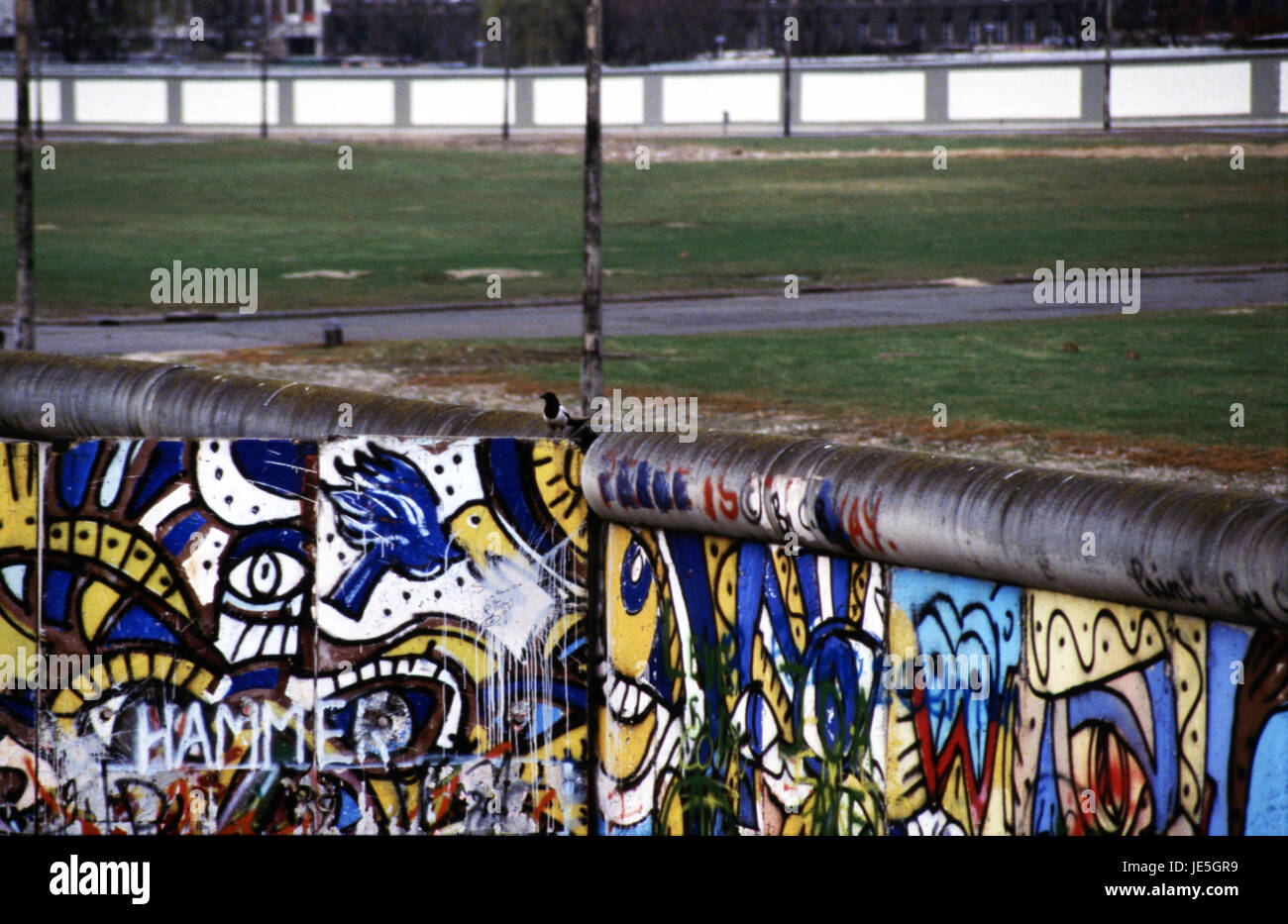 Guardando oltre il muro di Berlino in Potsdamer Platz anni ottanta Foto Stock