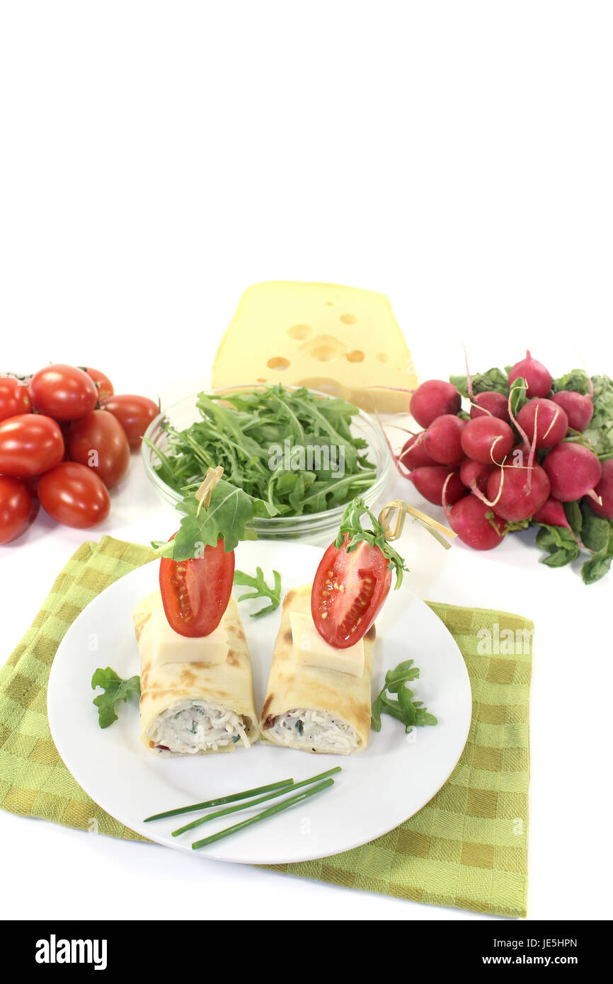 Gefüllte Käse crêpe Röllchen mit Rucola auf hellem Hintergrund Foto Stock