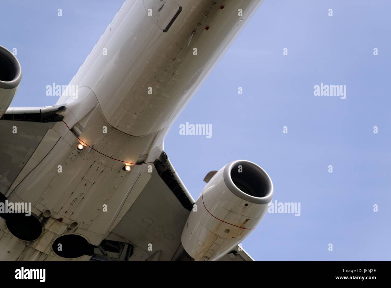 La parte inferiore di un moderno velivolo e il suo atterraggio Foto Stock
