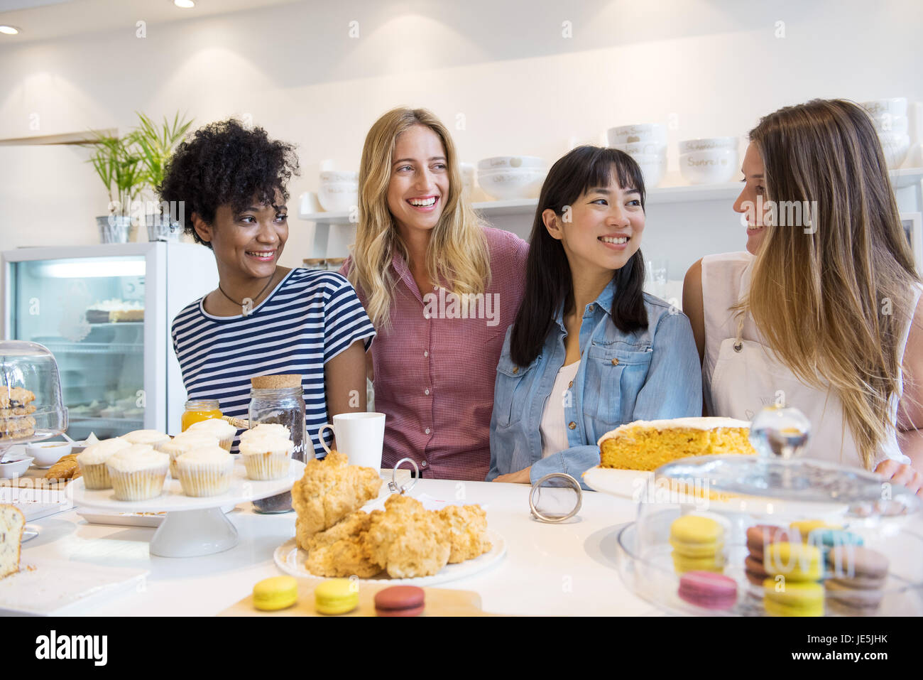 Giovani donne sorridente in forno Foto Stock