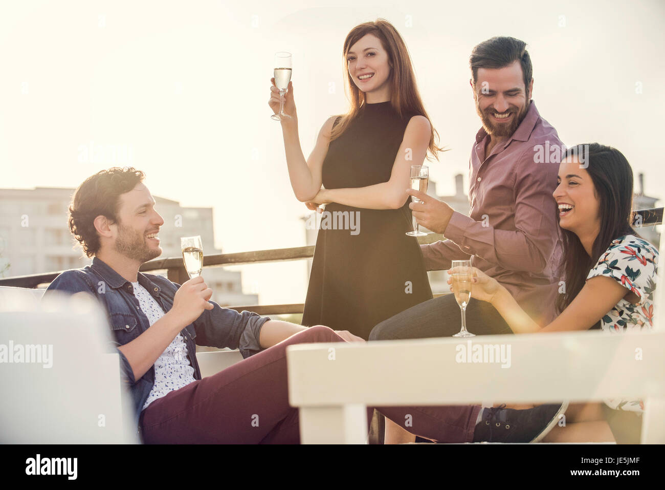 Gruppo di amici di relax con vino all'aperto Foto Stock