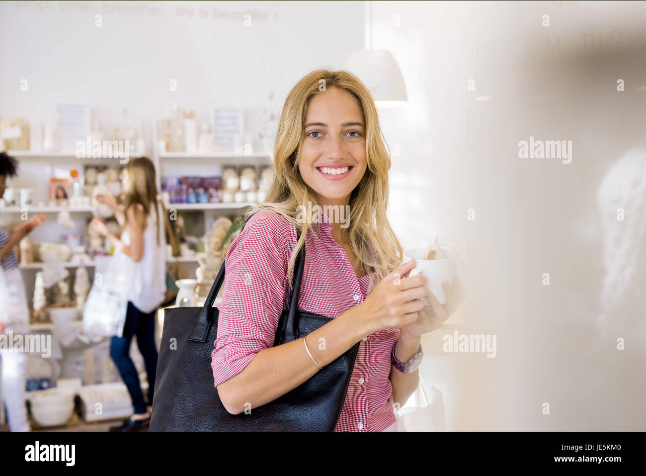 Giovane donna shopping, ritratto Foto Stock