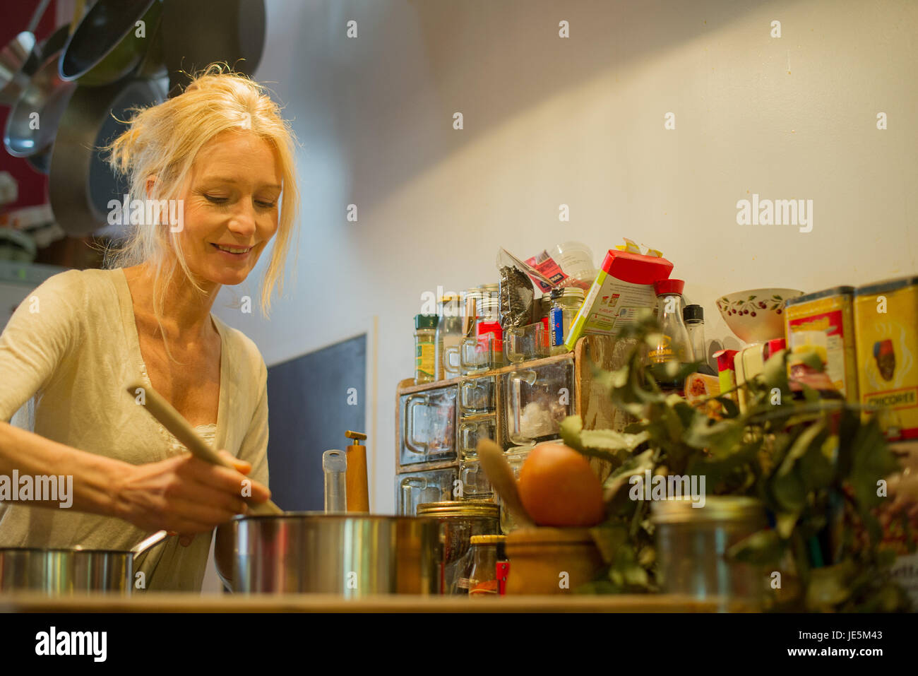 Donna matura per la cottura a casa Foto Stock