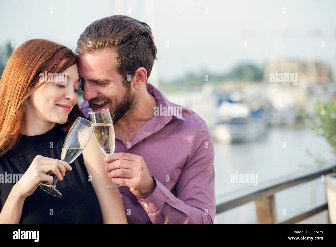 Paio di bere champagne insieme Foto Stock