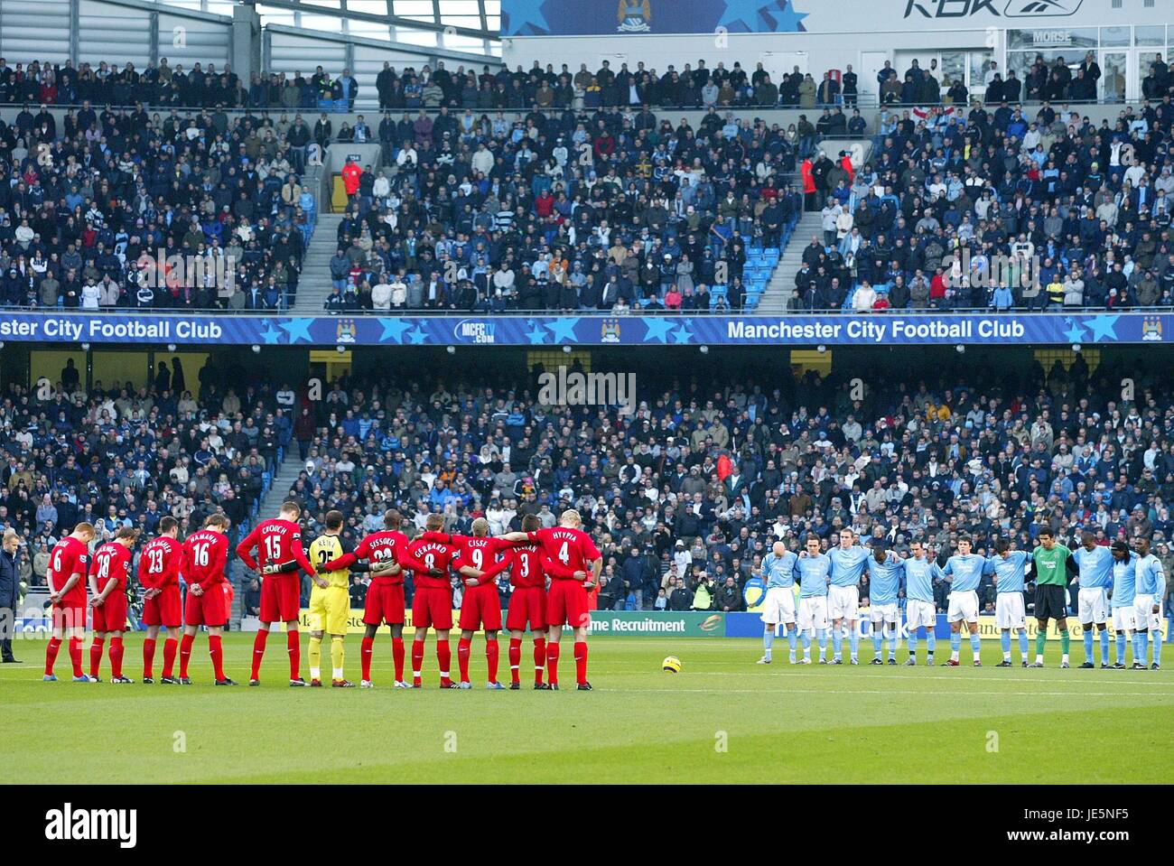 A pochi minuti di silenzio Manchester City V Liverpool City of Manchester Stadium MANCHESTER 26 Novembre 2005 Foto Stock