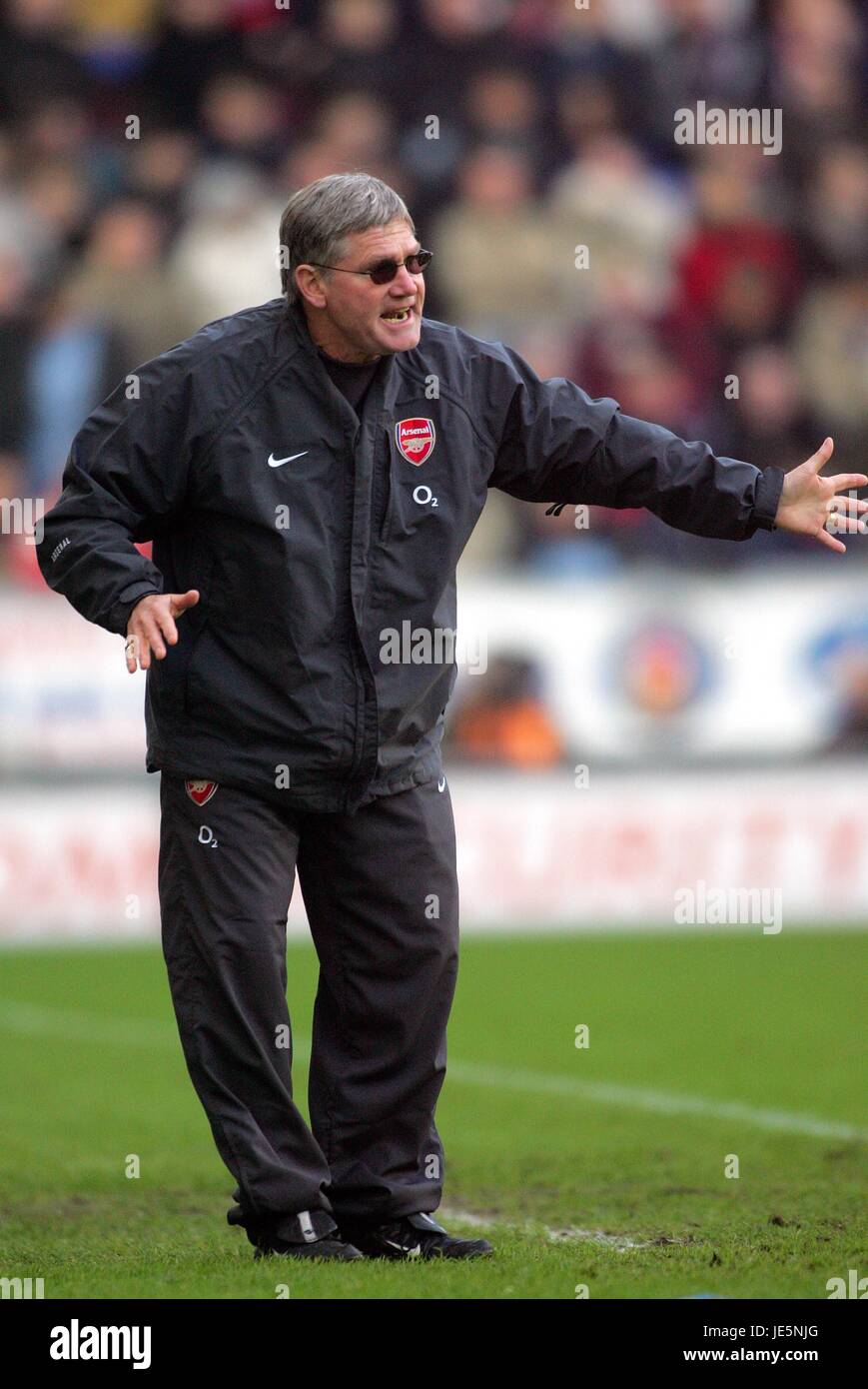 PAT arsenale di riso ASSISTANT MANAGER JJB Stadium WIGAN INGHILTERRA 19 Novembre 2005 Foto Stock