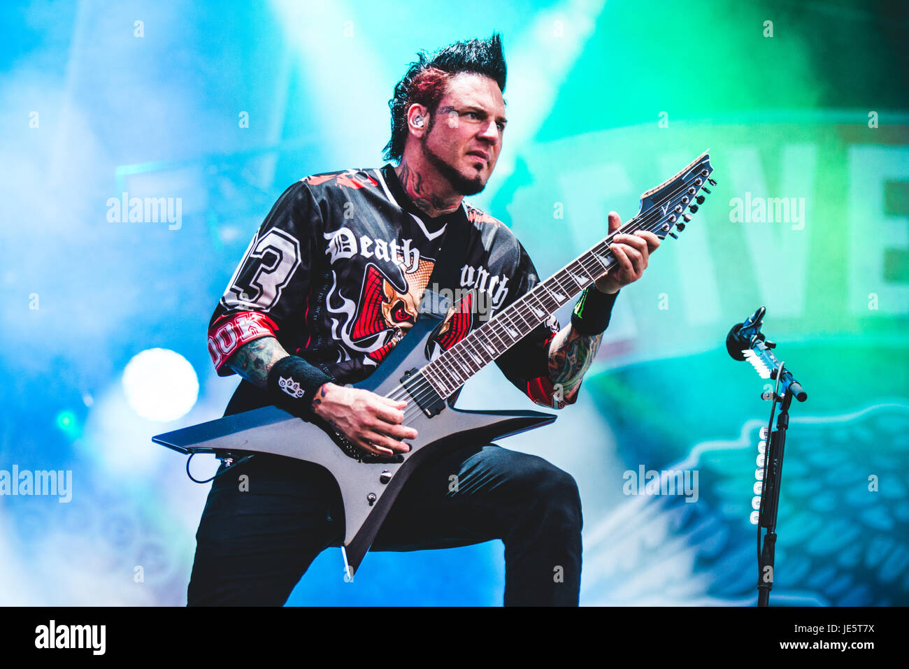 Clisson, Francia. Il 18 giugno, 2017. Cinque Dita morte punzone suonare dal vivo presso il Festival Hellfest 2017 con il loro nuovo cantante Tommy Vext. Credito: Alessandro Bosio/Pacific Press/Alamy Live News Foto Stock