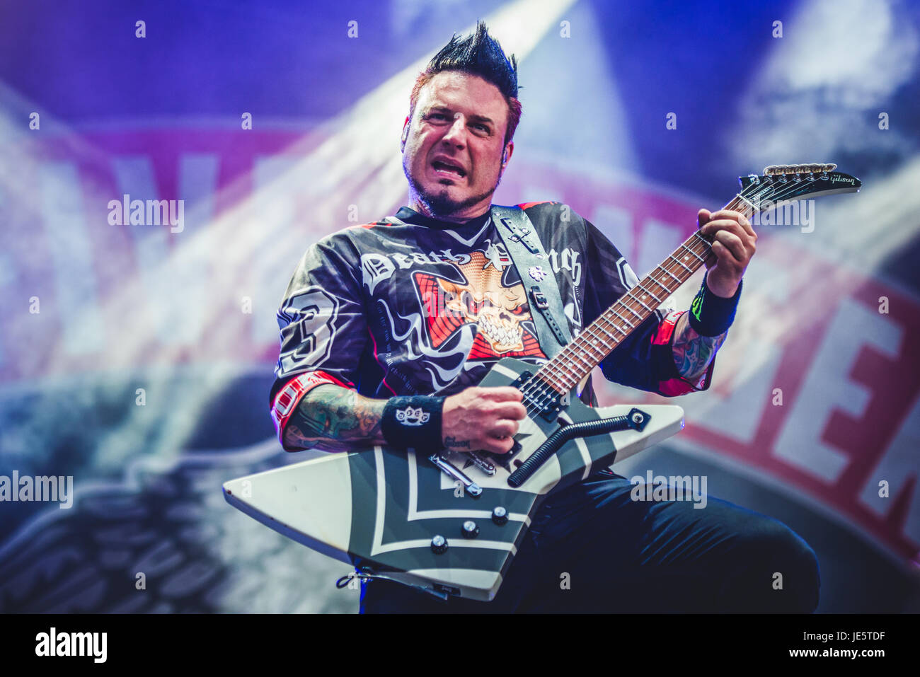 Clisson, Francia. Il 18 giugno, 2017. Cinque Dita morte punzone suonare dal vivo presso il Festival Hellfest 2017 con il loro nuovo cantante Tommy Vext. Credito: Alessandro Bosio/Pacific Press/Alamy Live News Foto Stock