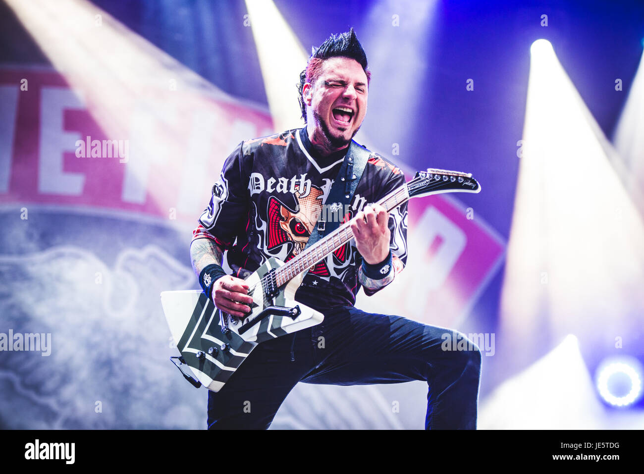 Clisson, Francia. Il 18 giugno, 2017. Cinque Dita morte punzone suonare dal vivo presso il Festival Hellfest 2017 con il loro nuovo cantante Tommy Vext. Credito: Alessandro Bosio/Pacific Press/Alamy Live News Foto Stock