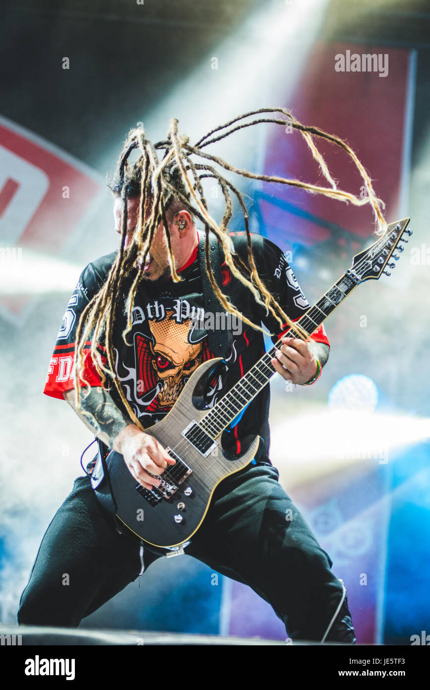 Clisson, Francia. Il 18 giugno, 2017. Cinque Dita morte punzone suonare dal vivo presso il Festival Hellfest 2017 con il loro nuovo cantante Tommy Vext. Credito: Alessandro Bosio/Pacific Press/Alamy Live News Foto Stock