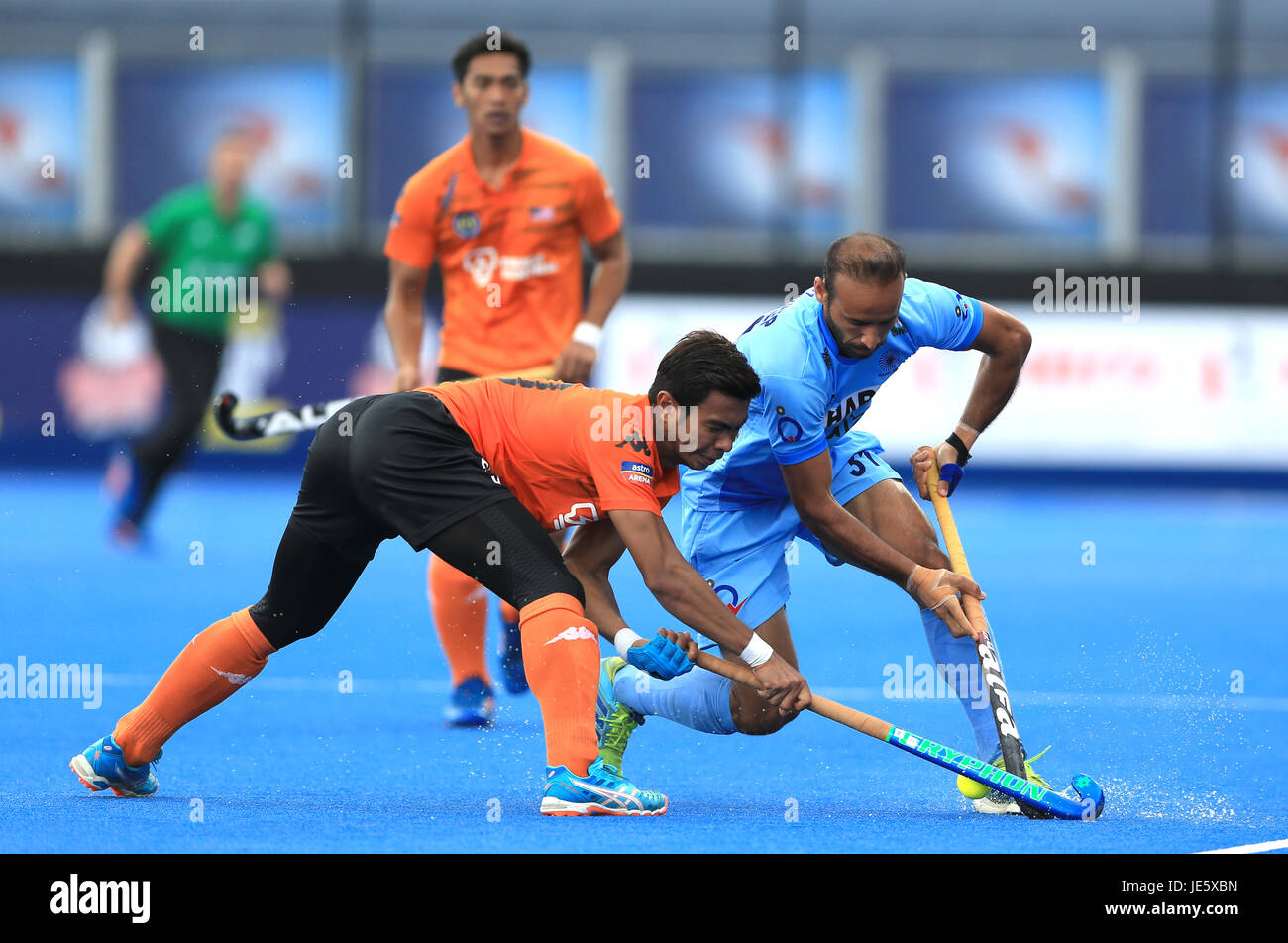 India di Ramandeep Singh (destra) e della Malaysia Jamaliddin Izad battaglia per la sfera durante gli uomini del Mondo di Hockey League a Lee Valley Hockey Center, Londra. Foto Stock