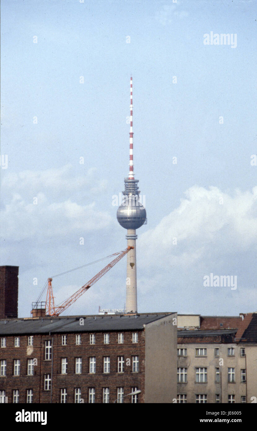 Berliner Fernsehturm o Fernsehturm Berlino - Torre della televisione di Berlino 1987 Foto Stock