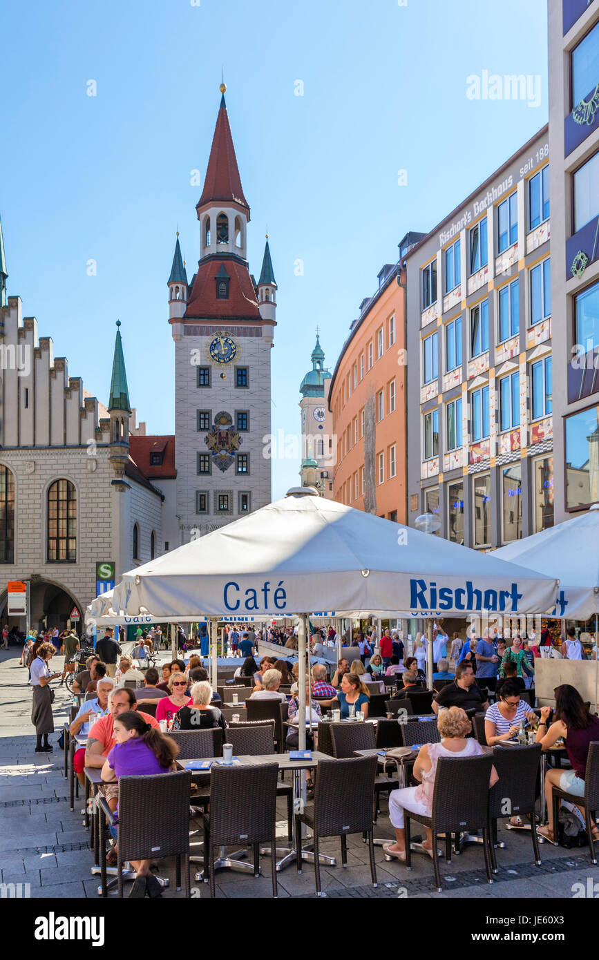 Cafe di fronte l'Altes Rathaus (OldTown Hall), Marienplatz Monaco di Baviera, Germania Foto Stock