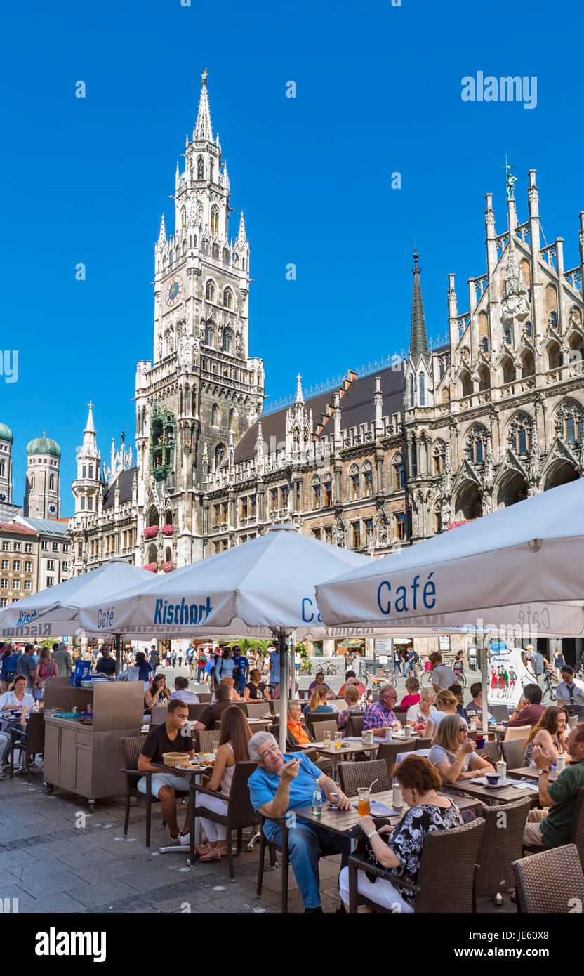 Monaco di Baviera, Marienplatz. Cafe di fronte al Neues Rathaus (NewTown Hall), Marienplatz Monaco di Baviera, Germania Foto Stock