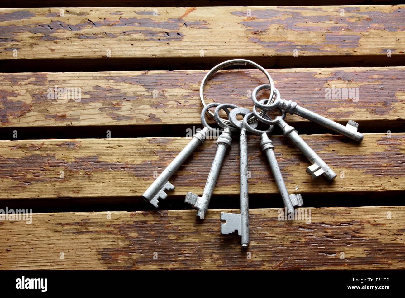 Mazzo di chiavi su sfondo di legno Foto Stock