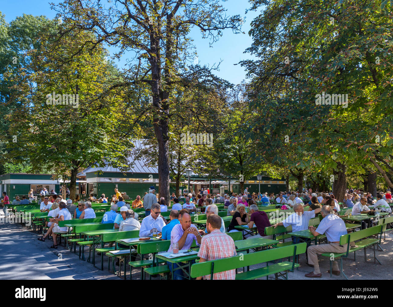 Giardino della birra al Chinesischen Turm (torre cinese) nell'Englischer Garten Monaco di Baviera, Germania Foto Stock