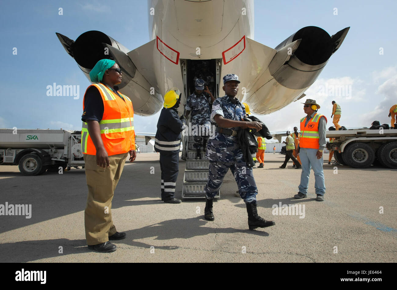 Questa foto mostra una rotazione delle unità di polizia formate in Uganda (FPU) nel 2013, catturando la loro partecipazione alle operazioni di mantenimento della pace. Riflette il ruolo dell’Uganda negli sforzi di sicurezza internazionale e nelle missioni di mantenimento della pace. Foto Stock
