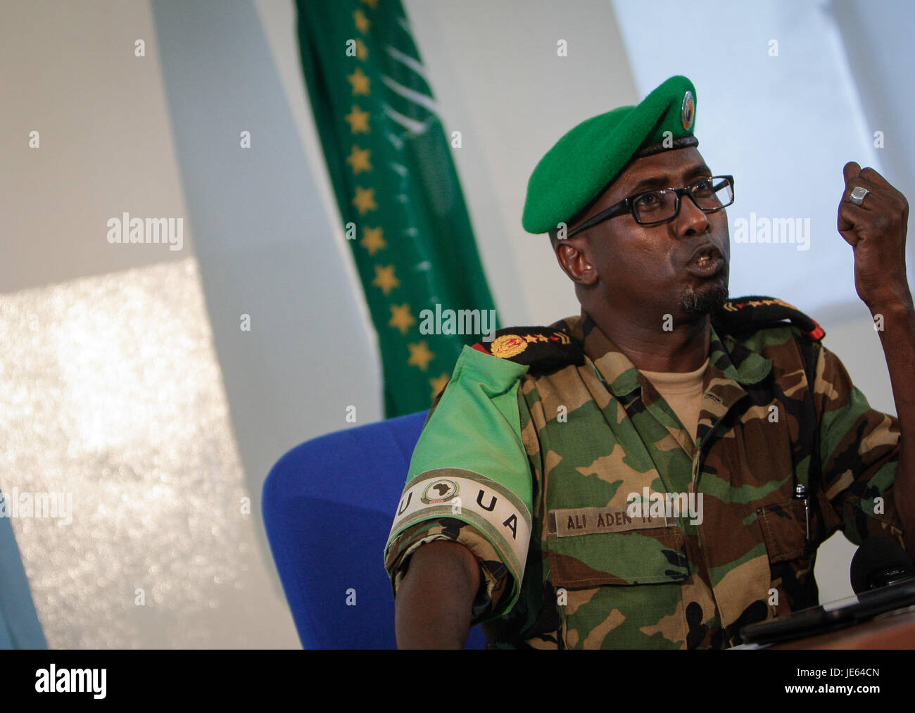 Il colonnello Ali conduce un briefing stampa il 1° agosto 2013, discutendo le operazioni militari e gli aggiornamenti strategici nella regione, fornendo informazioni sugli sforzi in corso e sulla preparazione militare. Foto Stock