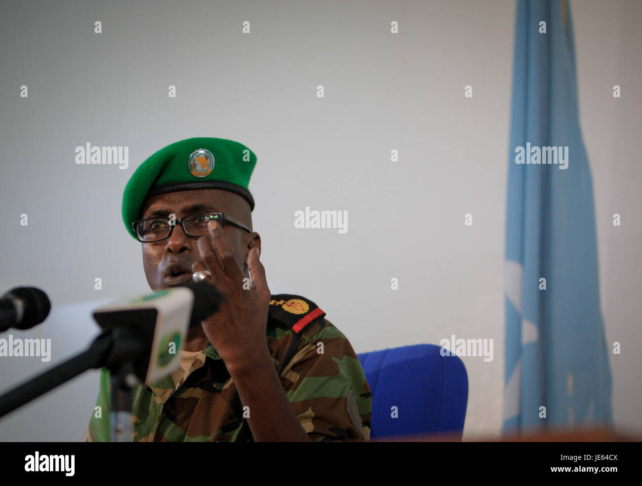 Una fotografia che mostra il colonnello Ali durante un briefing stampa del 1° agosto 2013, fornendo aggiornamenti sulle operazioni militari o sulla sicurezza regionale. Foto Stock