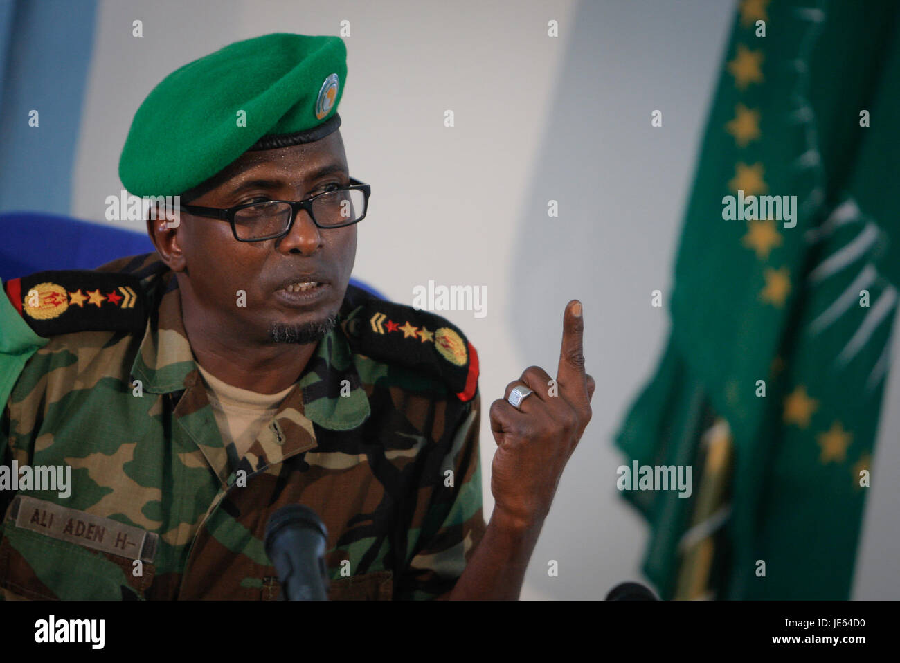 Una foto scattata durante un briefing stampa dal colonnello Ali il 1° agosto 2013, che fornisce aggiornamenti militari e discute di questioni di sicurezza nazionale. Foto Stock