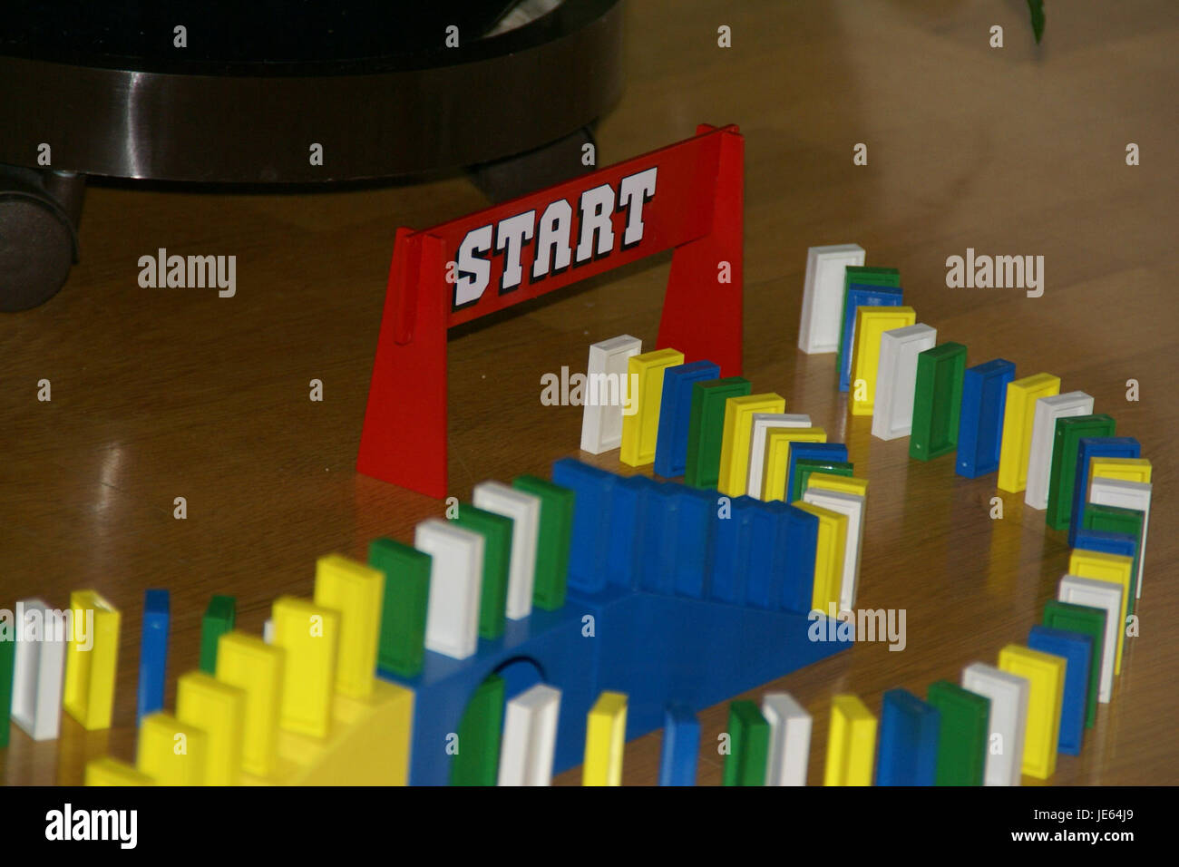 Il Catis Dominoeffekt di Neustadt si riferisce a una reazione a catena o a una serie di incidenti che si sono verificati nella città. Il concetto evidenzia come le piccole azioni possano portare a conseguenze più grandi, creando un effetto domino. Foto Stock