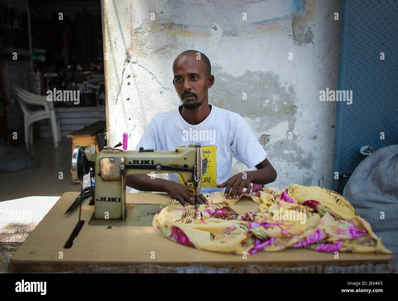 Mogadiscio, la capitale della Somalia, è mostrata in una fotografia che raffigura la vita quotidiana e l'economia locale. L'immagine cattura le scene urbane, tra cui il commercio, i mercati e gli spazi pubblici, riflettendo la crescita e lo sviluppo della città nonostante le sfide. Foto Stock