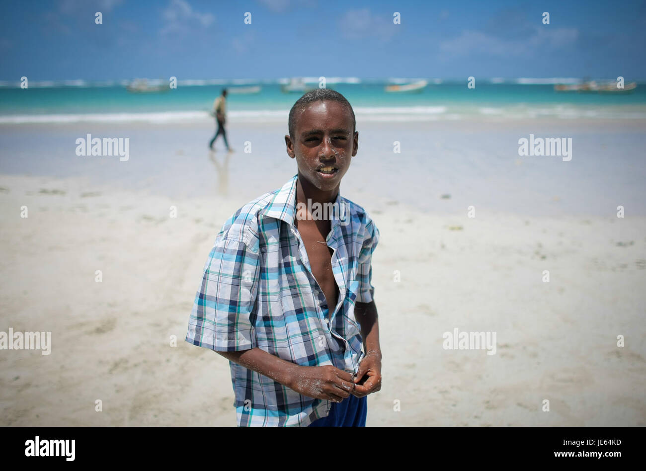Questa immagine del 5 agosto 2013 raffigura una scena a Mogadiscio, in Somalia, che mostra la vita quotidiana e l'economia della città. Mette in evidenza sia le sfide che la resilienza della popolazione di fronte alle avversità. Foto Stock