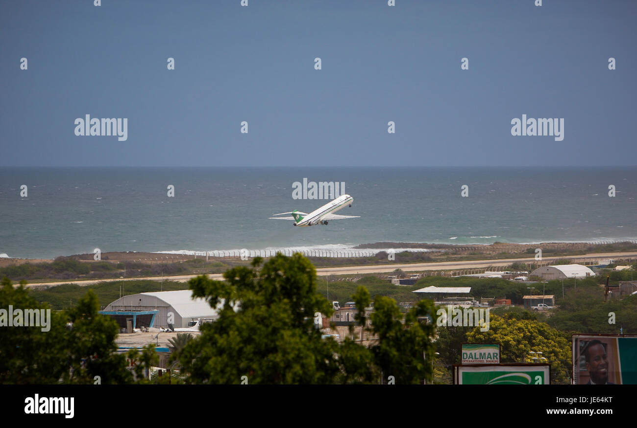 Questa immagine cattura un momento della vita quotidiana a Mogadiscio, Somalia, riflettendo l'economia locale e le dinamiche sociali. Essa mette in evidenza le attività economiche e le sfide che la comunità deve affrontare in un ambiente post-conflitto. Foto Stock