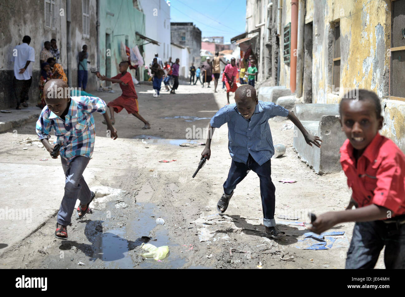 La fotografia cattura un momento durante una celebrazione dell'Eid l'8 agosto 2013. L'immagine mostra le persone che partecipano alle festività tradizionali, che includono preghiera, festa e riunioni della comunità. EID segna la fine del Ramadan, una significativa festa religiosa per i musulmani di tutto il mondo, celebrata con eventi familiari, alimentari e sociali. Foto Stock